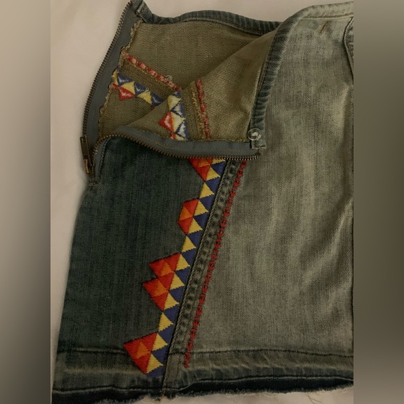 Free People Aztec Embroidered
Denim Mini Skirt Raw Hem Size 4 - Picture 5 of 9
